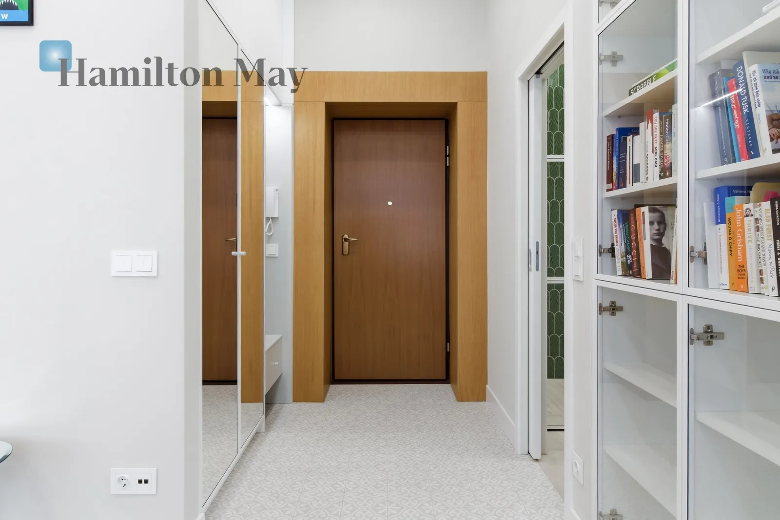 Distance to centre: 0.42 km Level: 3 Price: 5600 PLN Bedrooms: 2 Bathrooms: 2 Size: 59m2 - slider