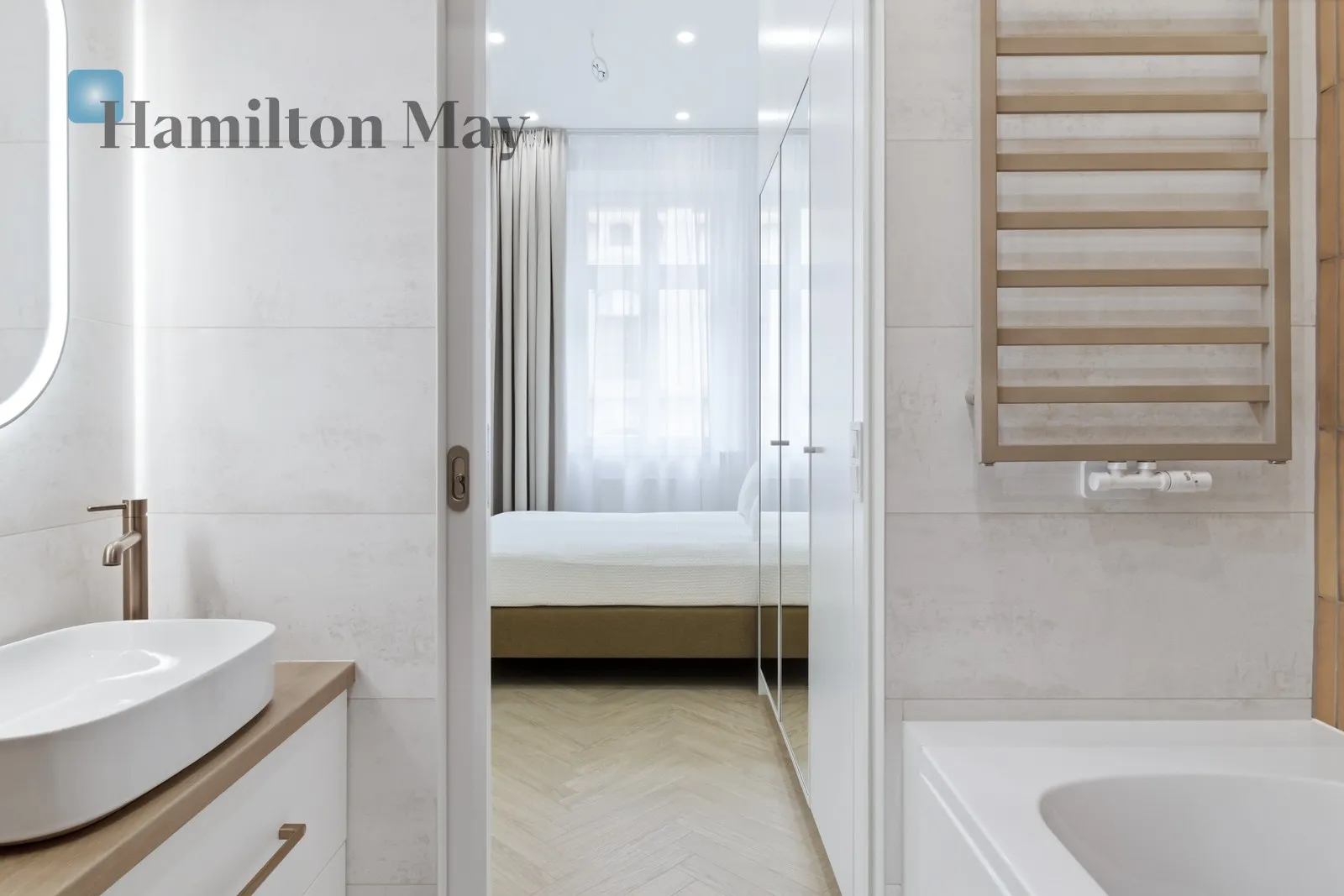 Street: Podwale Region: Stare Miasto Distance to centre: 0.42 km Level: 3 Price: 5600 PLN Bedrooms: 2 - slider
