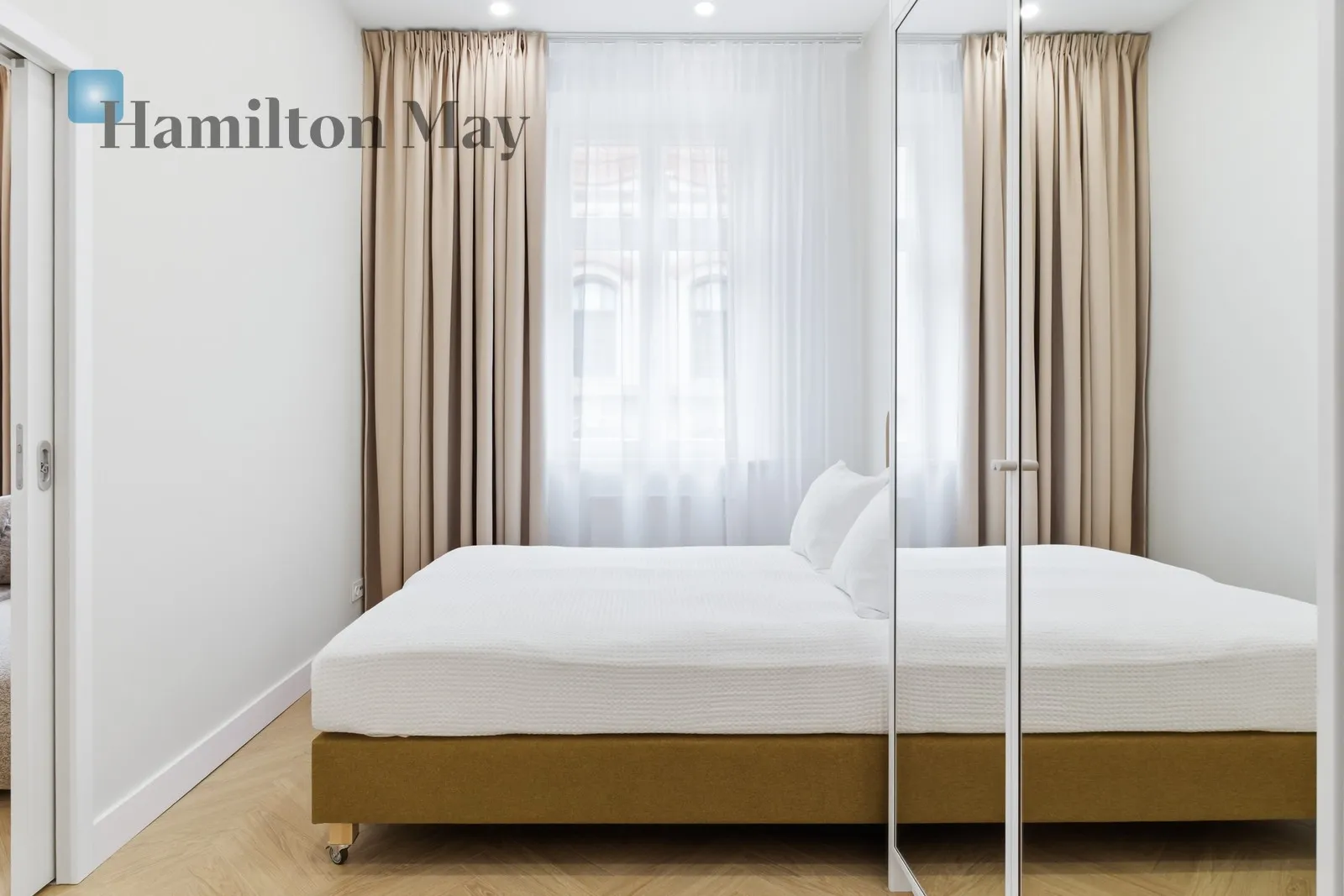 Distance to centre: 0.42 km Level: 3 Price: 5600 PLN Bedrooms: 2 Bathrooms: 2 Size: 59m2 Price/m2: 95 PLN - slider