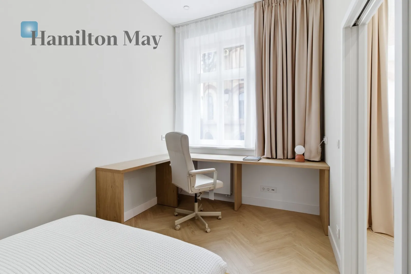 Street: Podwale Region: Stare Miasto Distance to centre: 0.42 km Level: 3 Price: 5600 PLN - slider