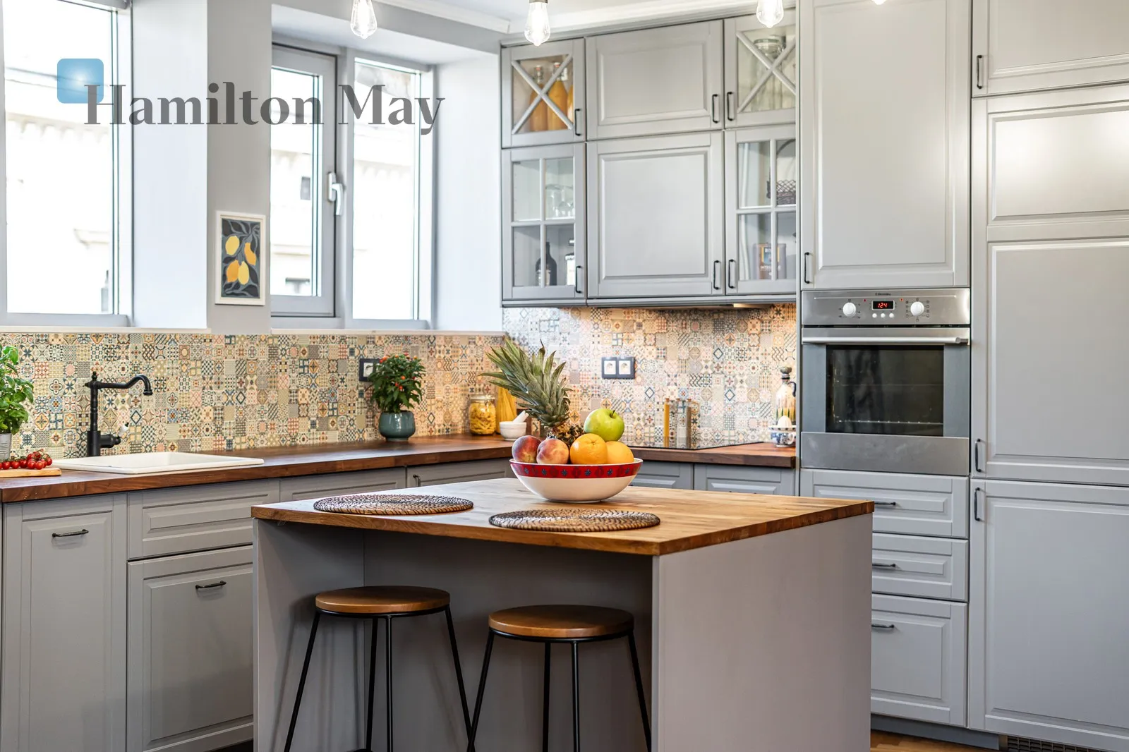 Street: Jana Kochanowskiego Region: Kraków Distance to centre: 0.81 km Level: 3 Price: 2990000 PLN Bedrooms: 2 Bathrooms: 2 Size: 109m2 - slider