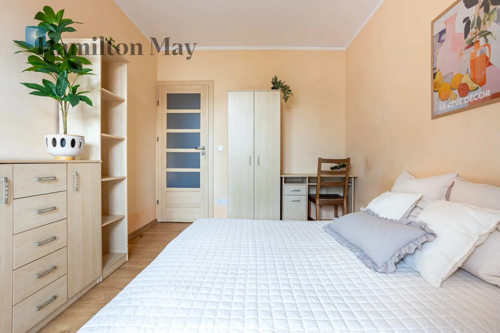 City: Wrocław Street: Dąbrowskiego 34 Region: Krzyki Subregion: Przedmieście Oławskie Distance to centre: 1.43 km Level: 3 Price: 2400 PLN Bedrooms: 2 Bathrooms: 1 Size: 31m2 - slider
