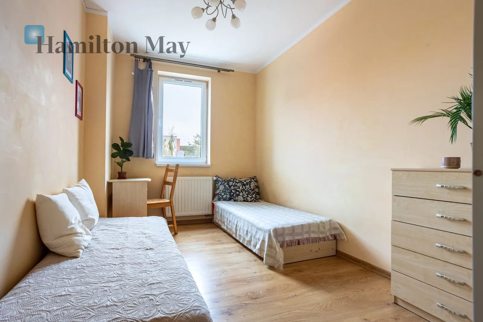 City: Wrocław Street: Dąbrowskiego 34 Region: Krzyki Subregion: Przedmieście Oławskie Distance to centre: 1.43 km Level: 3 Price: 2400 PLN Bedrooms: 2 Bathrooms: 1 - slider