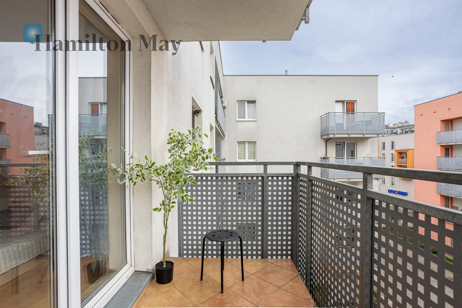 City: Wrocław Street: Dąbrowskiego 34 Region: Krzyki Subregion: Przedmieście Oławskie Distance to centre: 1.43 km Level: 3 Price: 2400 PLN - slider