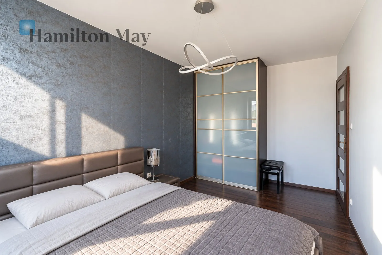 Trzypokojowy apartament z widokiem na panoramę Krakowa przy ul. Kamiennej - slider