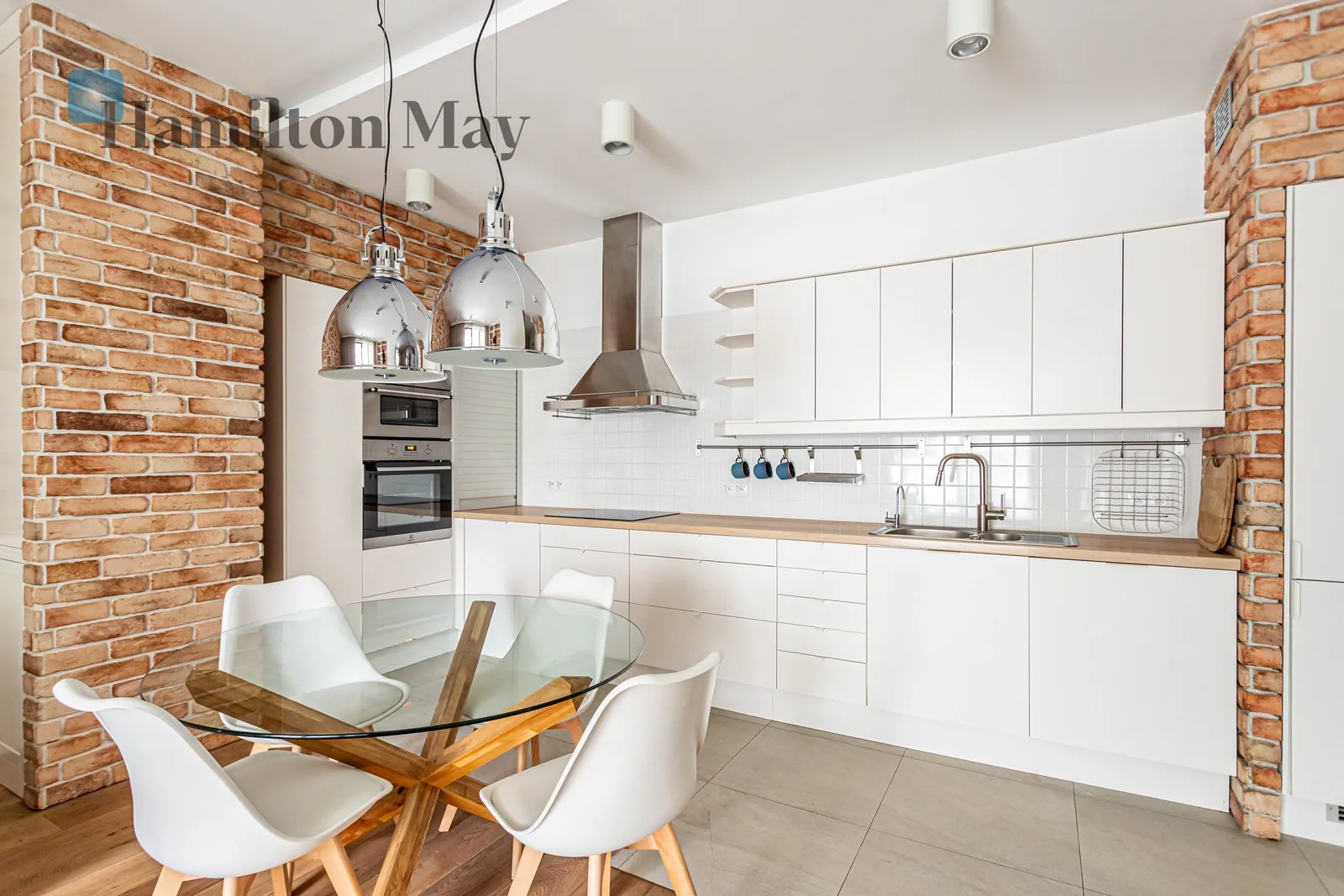 Street: Łagodna Region: Mokotów Distance to centre: 4.29 km Price: 5500 PLN Bedrooms: 2 Bathrooms: 1 Size: 74m2 - slider