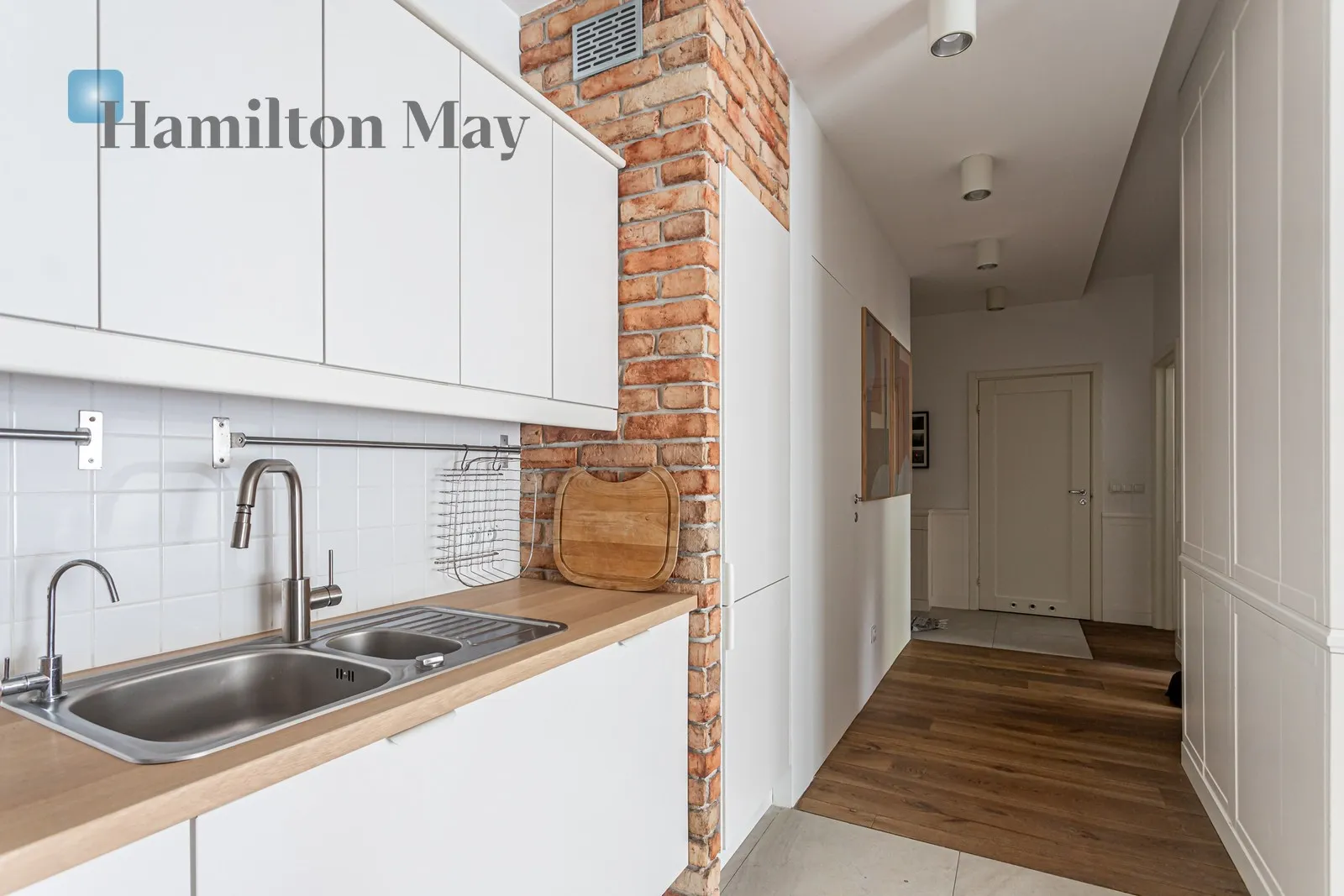 Street: Łagodna Region: Mokotów Distance to centre: 4.29 km Price: 5500 PLN Bedrooms: 2 Bathrooms: 1 - slider