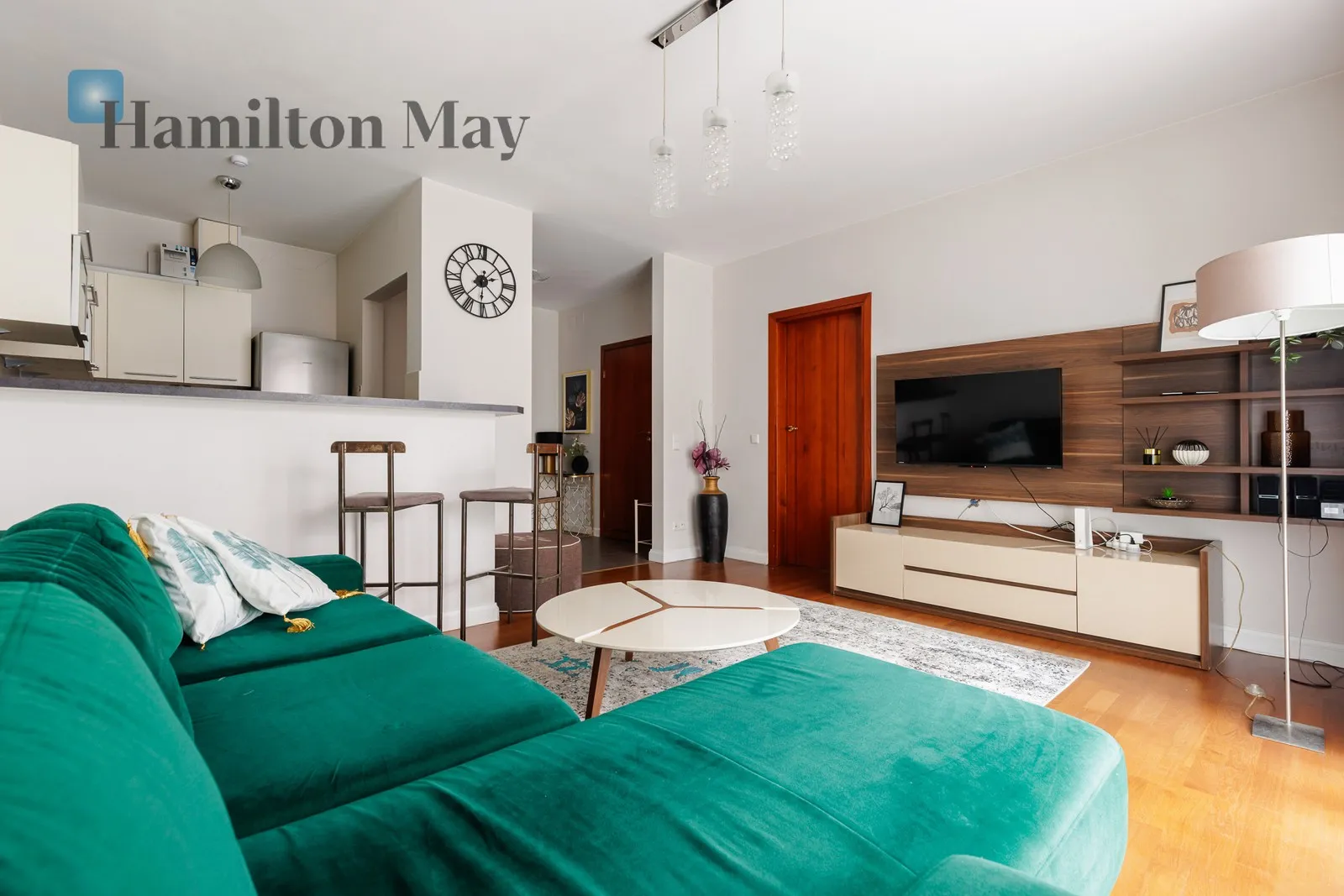 Luxurious two-room apartment with a terrace in the city center - slider