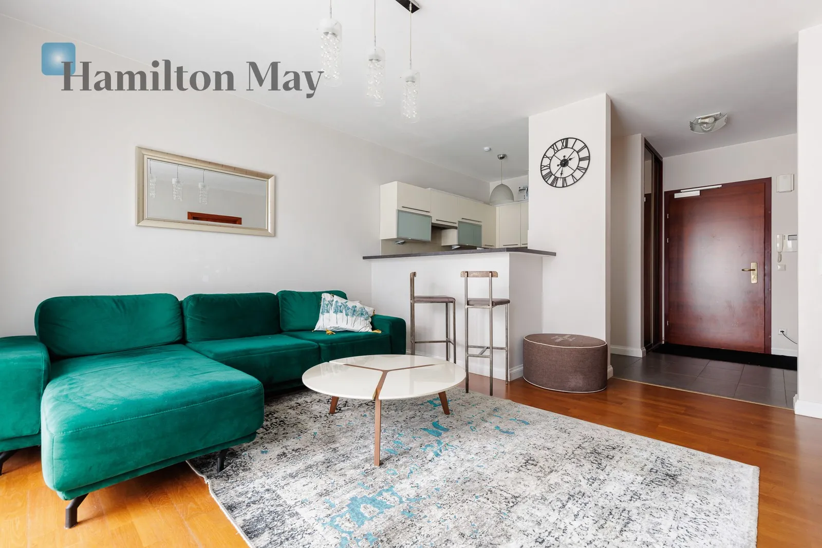 Luxurious two-room apartment with a terrace in the city center - slider
