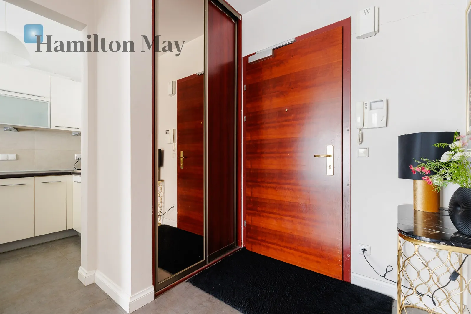 Luxurious two-room apartment with a terrace in the city center - slider