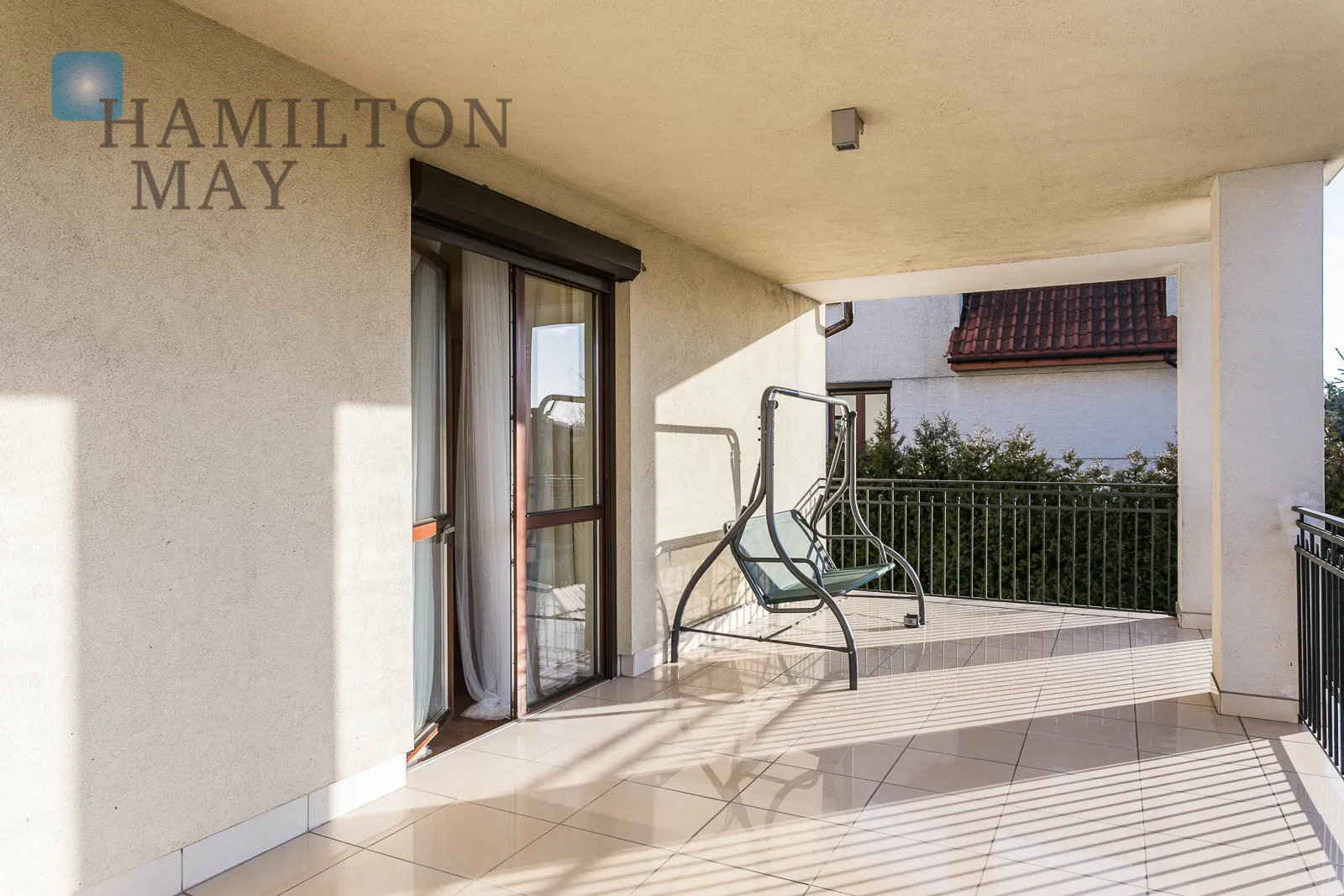 Atrakcyjny dom w zabudowie bliźniaczej na zamkniętym osiedlu na Wilanowie - slider