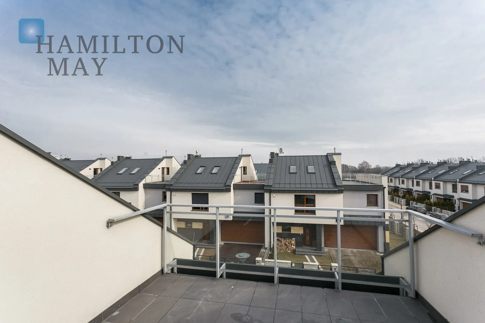 A beautiful, modern house in the Kapriola estate, right next to Miasteczko Wilanów - slider