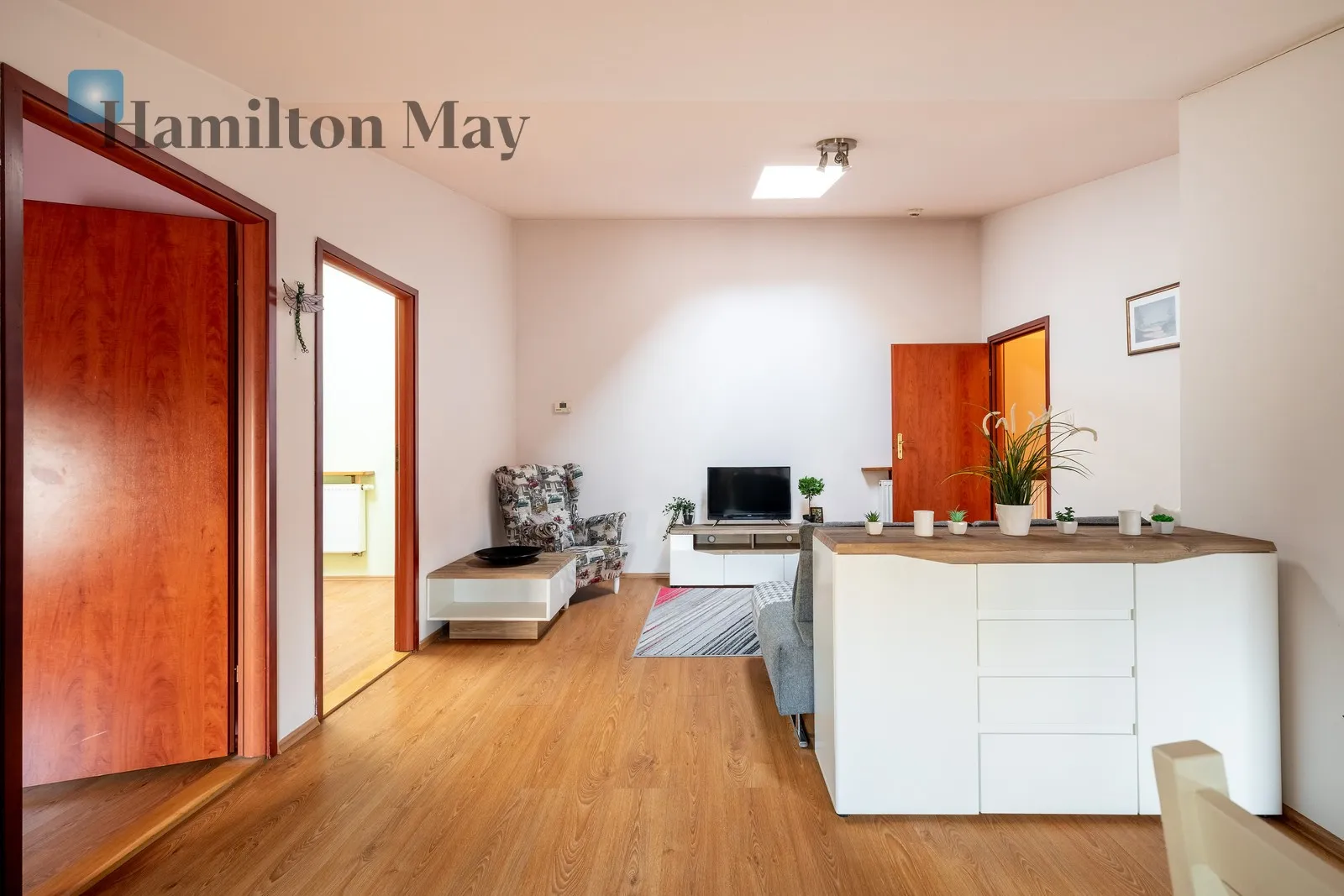 Distance to centre: 1 km Level: 2 Price: 1150000 PLN Bedrooms: 3 Bathrooms: 1 - slider