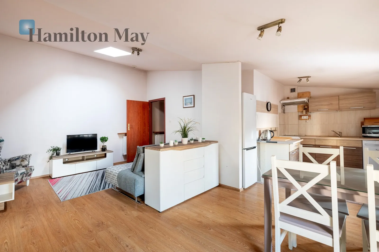 Distance to centre: 1 km Level: 2 Price: 1150000 PLN Bedrooms: 3 - slider