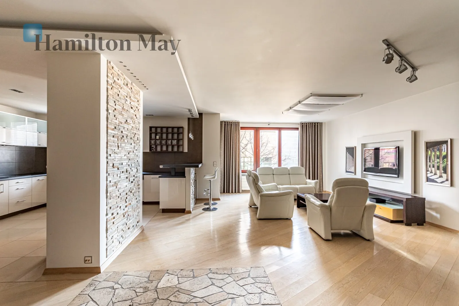 A unique three-bedroom apartment within the vicinity of the Warsaw Spire - slider