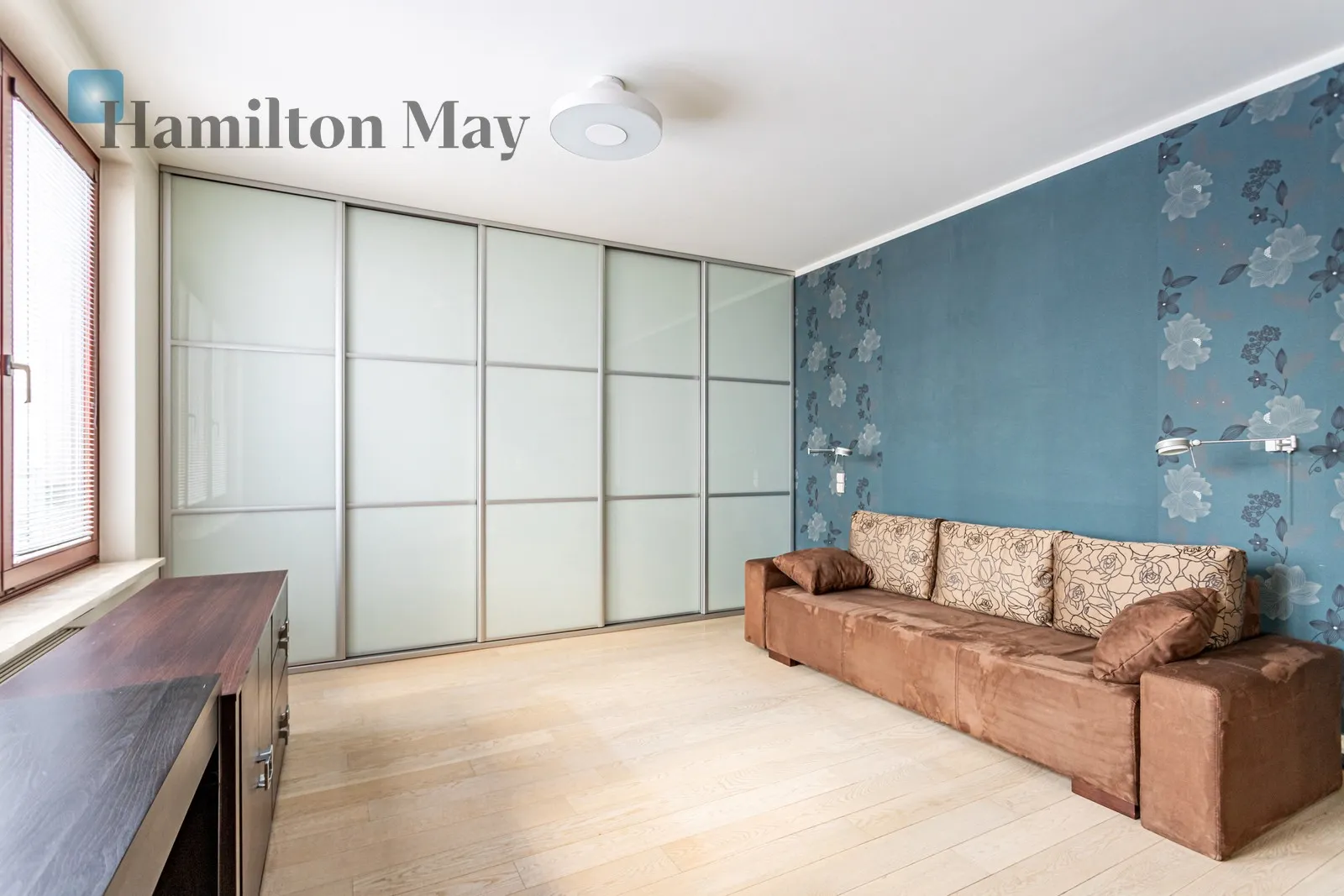 A unique three-bedroom apartment within the vicinity of the Warsaw Spire - slider