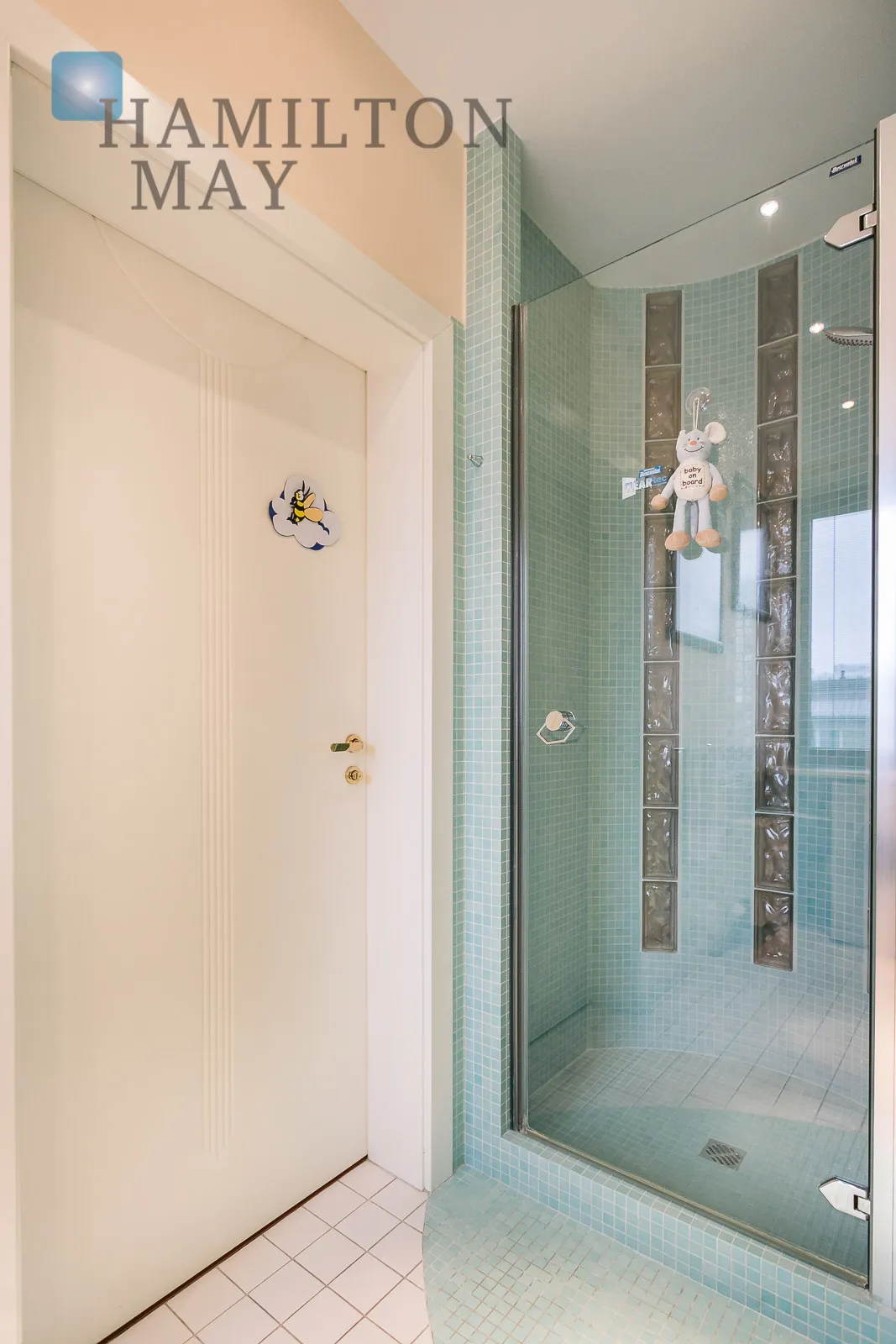 Unique apartment right by the Europejski Square - slider