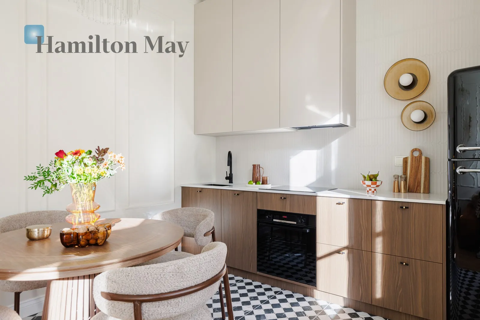 City: Warszawa Street: Piękna Region: Śródmieście Subregion: Śródmieście Południowe Distance to centre: 0.75 km Level: 3 Price: 5300 PLN Bedrooms: 1 Bathrooms: 1 - slider