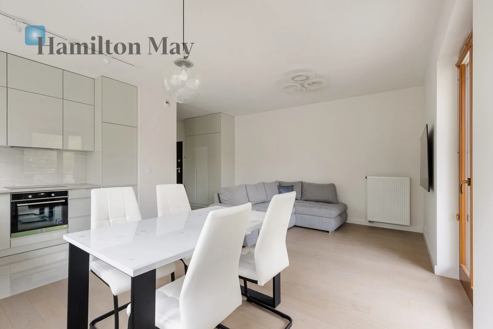 Street: Konstruktorska Region: Mokotów Subregion: Służewiec Distance to centre: 5.09 km Level: 1 Price: 7000 PLN Bedrooms: 2 Bathrooms: 1 - slider