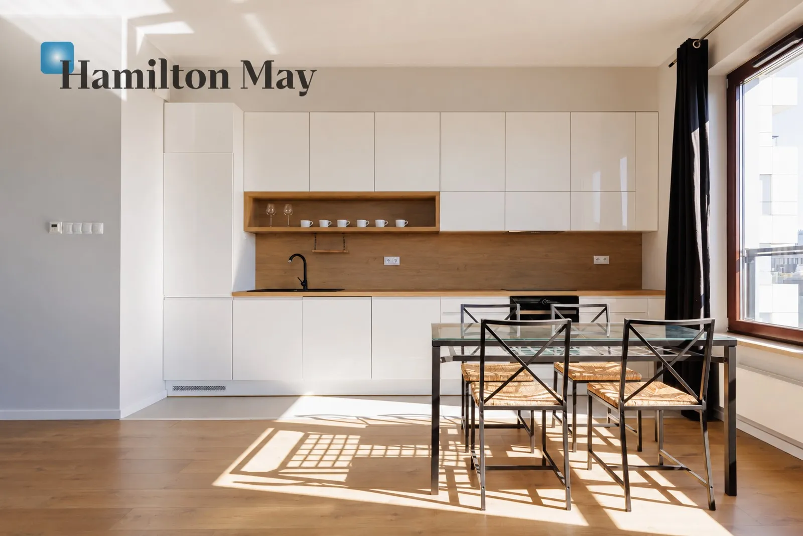Beautiful, modern, three-room apartment with a balcony overlooking the city skyline - slider