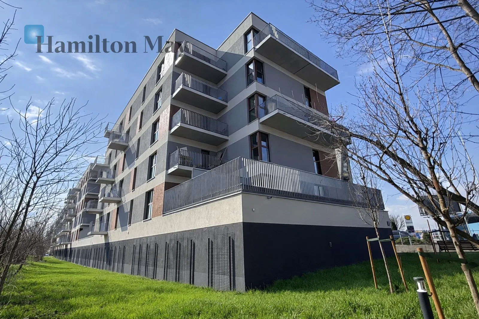 Сучасна квартира з унікальним оздобленням - тристороннє виходу з балконом - slider