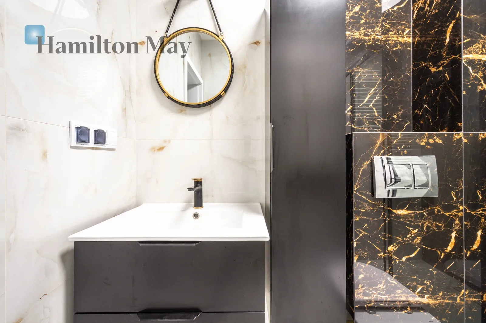 Distance to centre: 4.5 km Price: 3100 PLN Bedrooms: 1 Bathrooms: 1 Size: 44m2 - slider