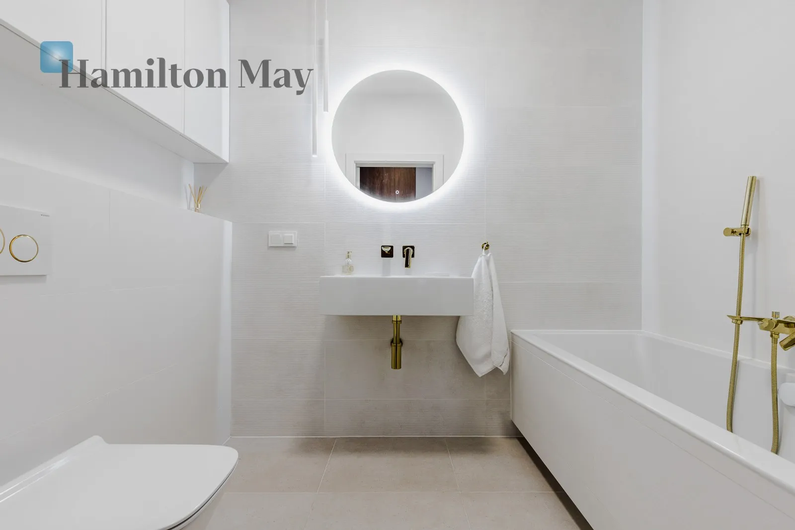 Distance to centre: 4.25 km Level: 4 Price: 11000 PLN Bedrooms: 3 - slider