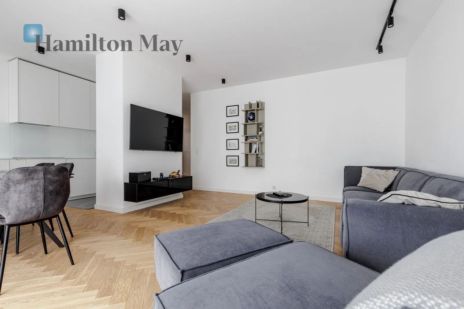 Distance to centre: 4.25 km Level: 4 Price: 11000 PLN Bedrooms: 3 Bathrooms: 2 - slider