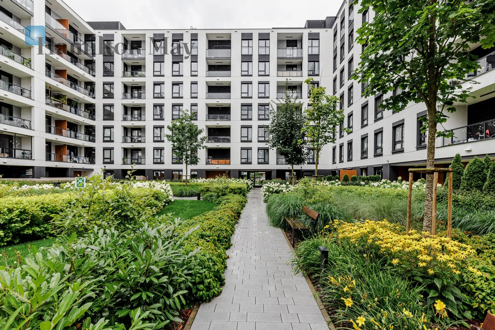 Level: 4 Price: 11000 PLN Bedrooms: 3 - slider