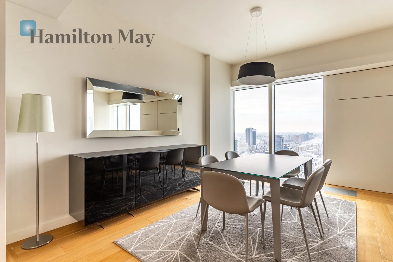 Street: Złota Region: Śródmieście Subregion: Śródmieście Północne Distance to centre: 0.65 km Level: 30 Price: 22000 PLN Bedrooms: 1 Bathrooms: 1 Size: 100m2 - slider