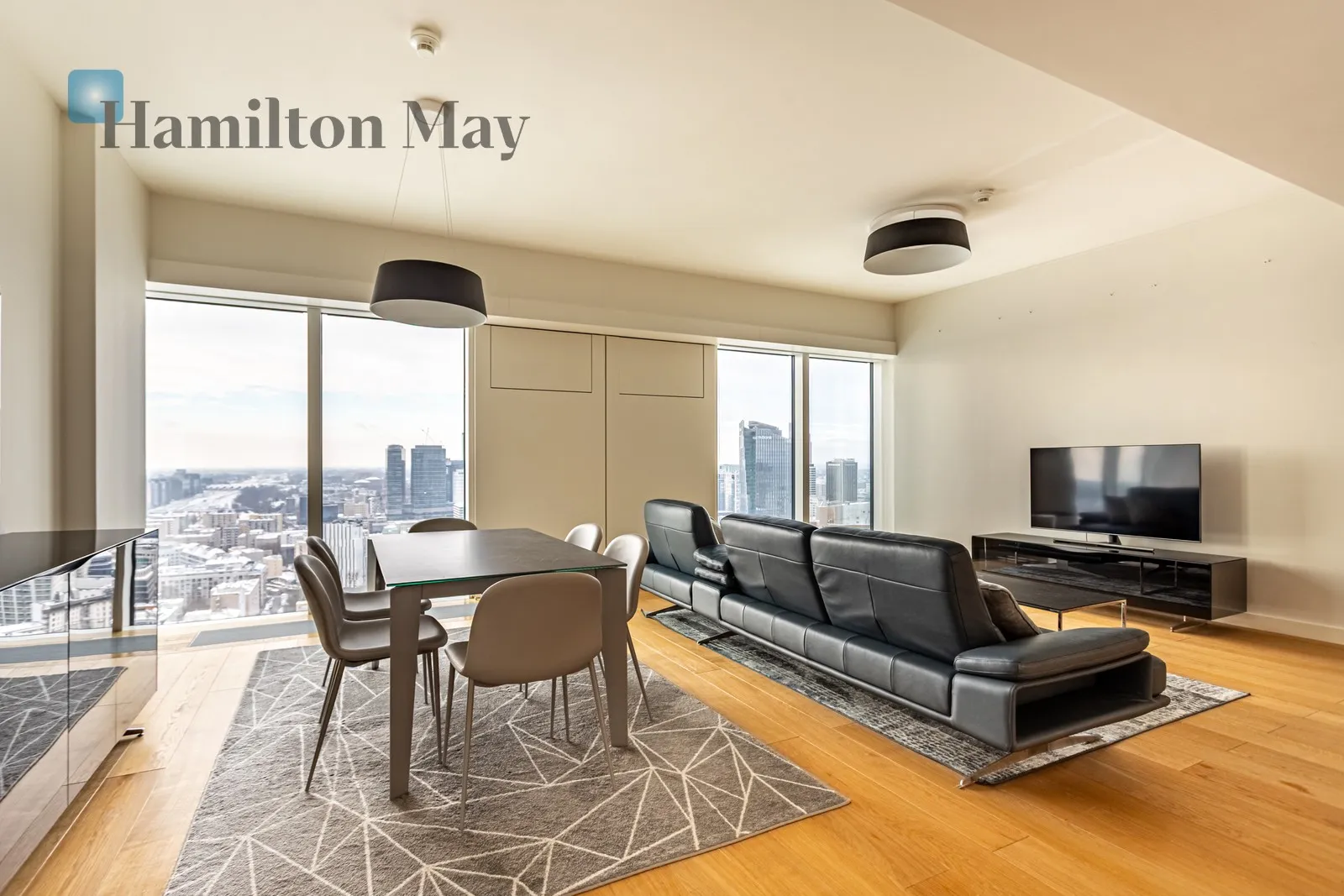 Street: Złota Region: Śródmieście Subregion: Śródmieście Północne Distance to centre: 0.65 km Level: 30 Price: 22000 PLN Bedrooms: 1 Bathrooms: 1 Size: 100m2 Price/m2: 220 PLN - slider