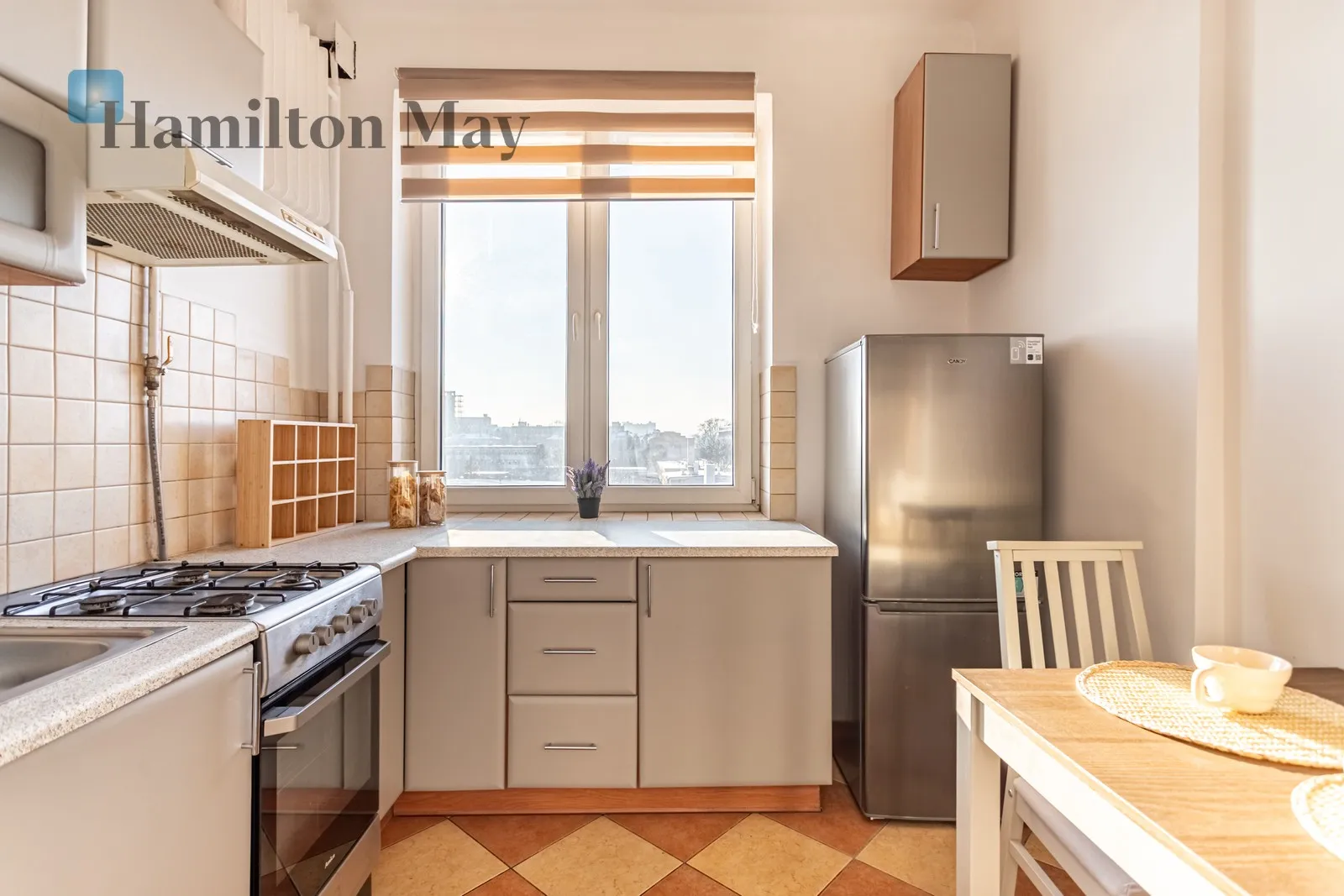 City: Warszawa Street: Iwicka Region: Mokotów Subregion: Sielce Distance to centre: 3.41 km Level: 4 Price: 3800 PLN Bedrooms: 0 - slider