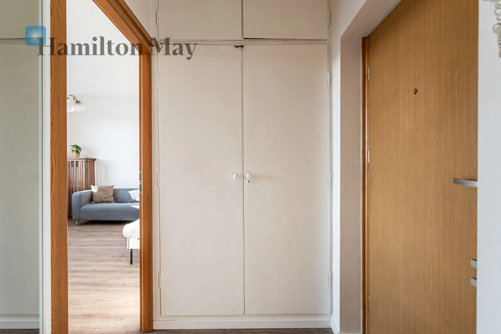 Street: Iwicka Region: Mokotów Subregion: Sielce Distance to centre: 3.41 km Level: 4 Price: 3800 PLN Bedrooms: 0 - slider