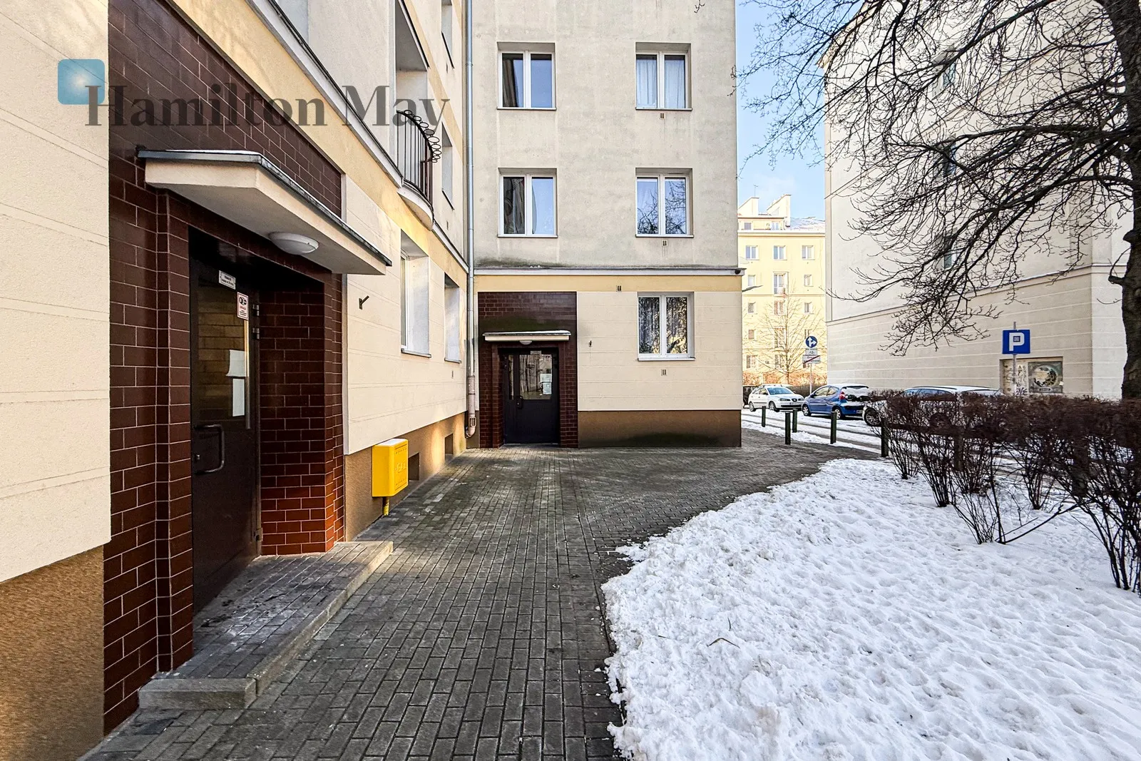 Subregion: Sielce Distance to centre: 3.41 km Level: 4 Price: 3800 PLN Bedrooms: 0 Bathrooms: 1 Size: 40m2 - slider