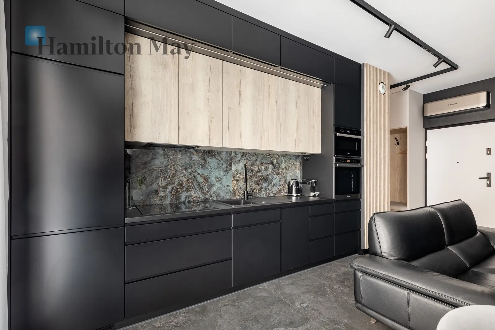 Street: Rakowicka Region: Stare Miasto Distance to centre: 1.4 km Level: 2 Price: 3700 PLN Bedrooms: 1 - slider