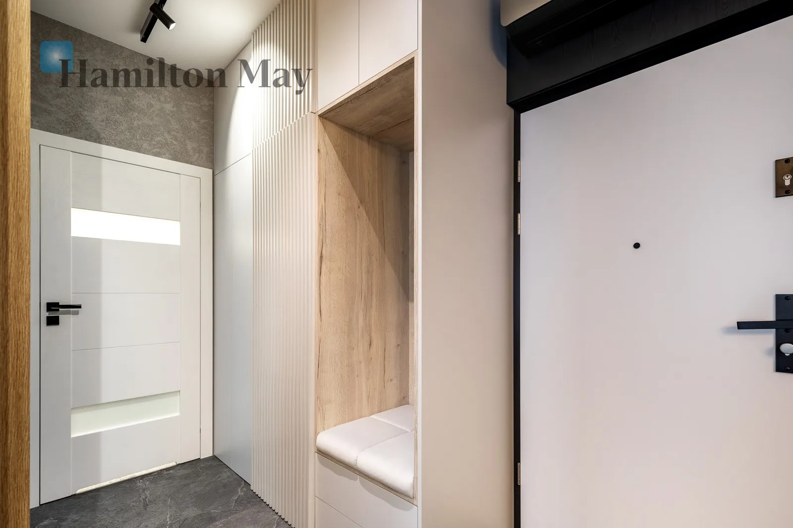 Distance to centre: 1.4 km Level: 2 Price: 3700 PLN Bedrooms: 1 - slider