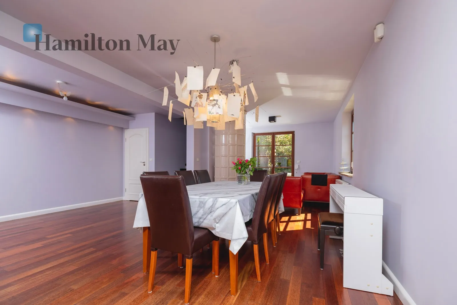 Street: Galicyjska  Region: Zielonki Distance to centre: 6.51 km Price: 7600 PLN Bedrooms: 4 Bathrooms: 1 Plot size: 374m2 - slider