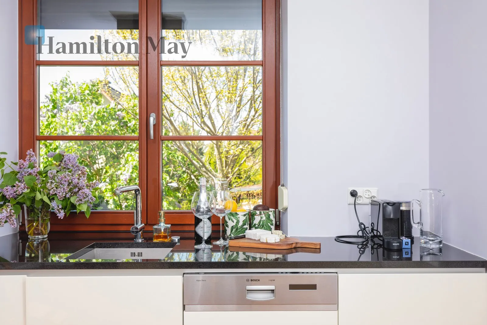 Region: Zielonki Distance to centre: 6.51 km Price: 7600 PLN Bedrooms: 4 Bathrooms: 1 Plot size: 374m2 - slider