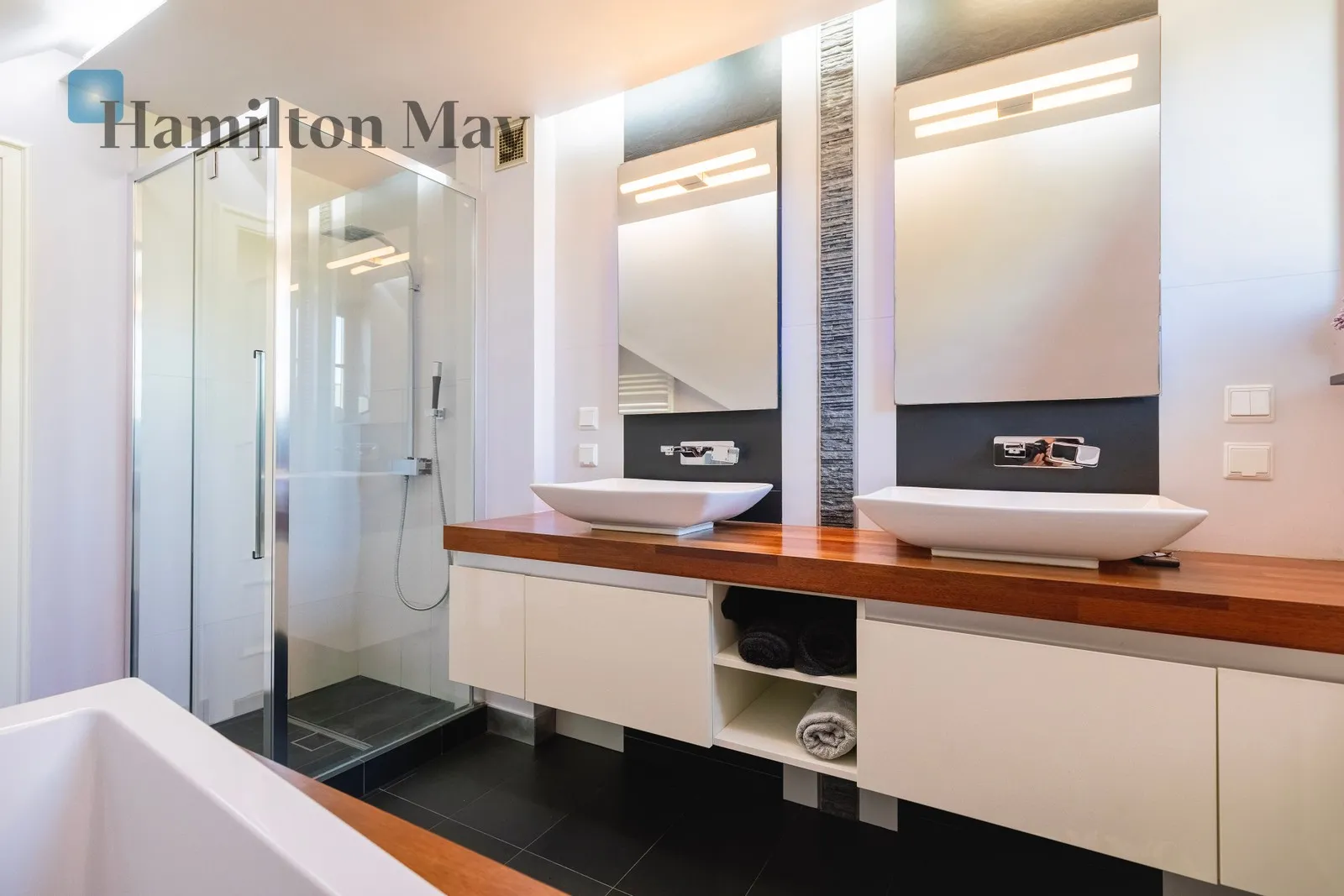 Region: Zielonki Distance to centre: 6.51 km Price: 7600 PLN Bedrooms: 4 Bathrooms: 1 - slider