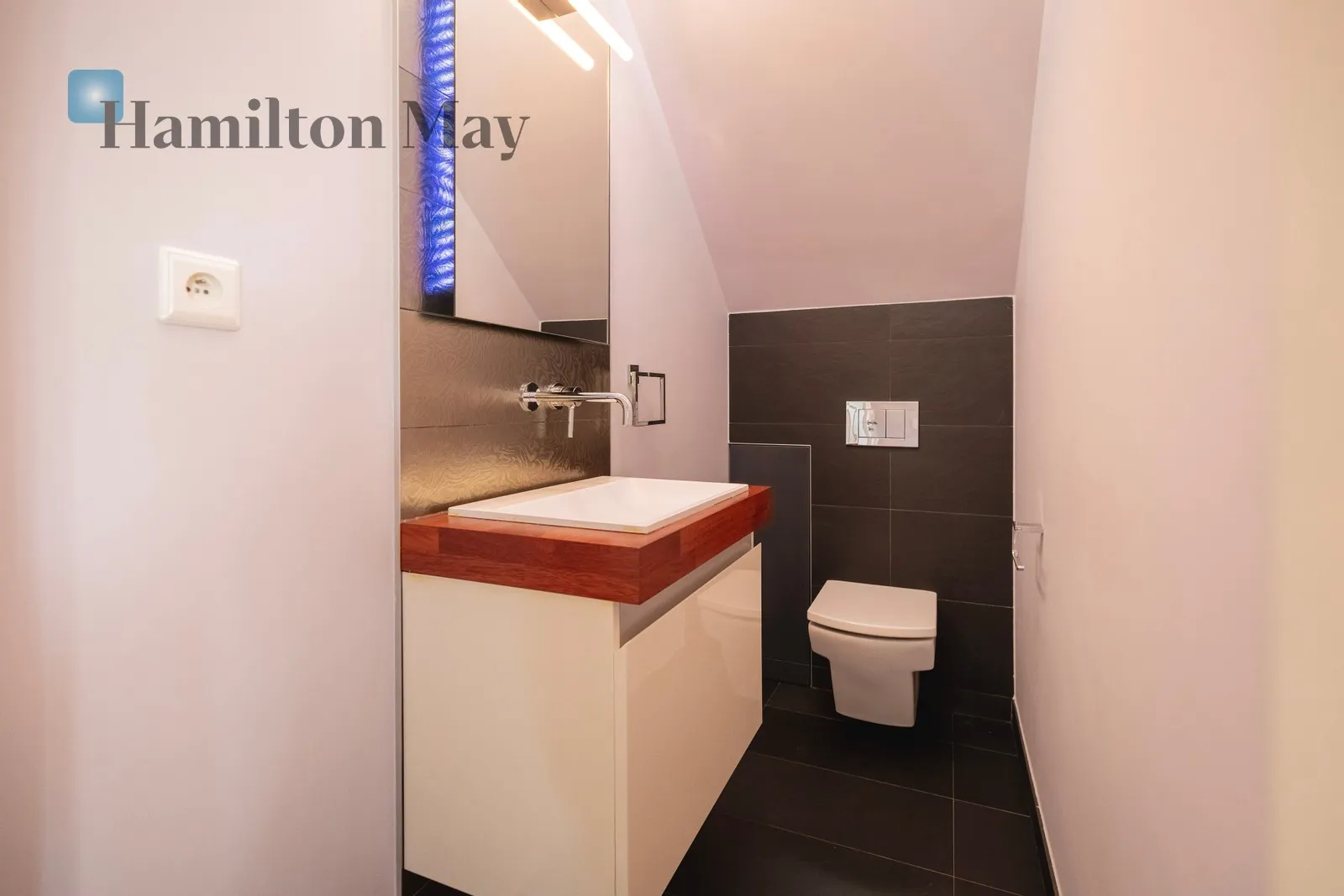 Region: Zielonki Distance to centre: 6.51 km Price: 7600 PLN Bedrooms: 4 - slider