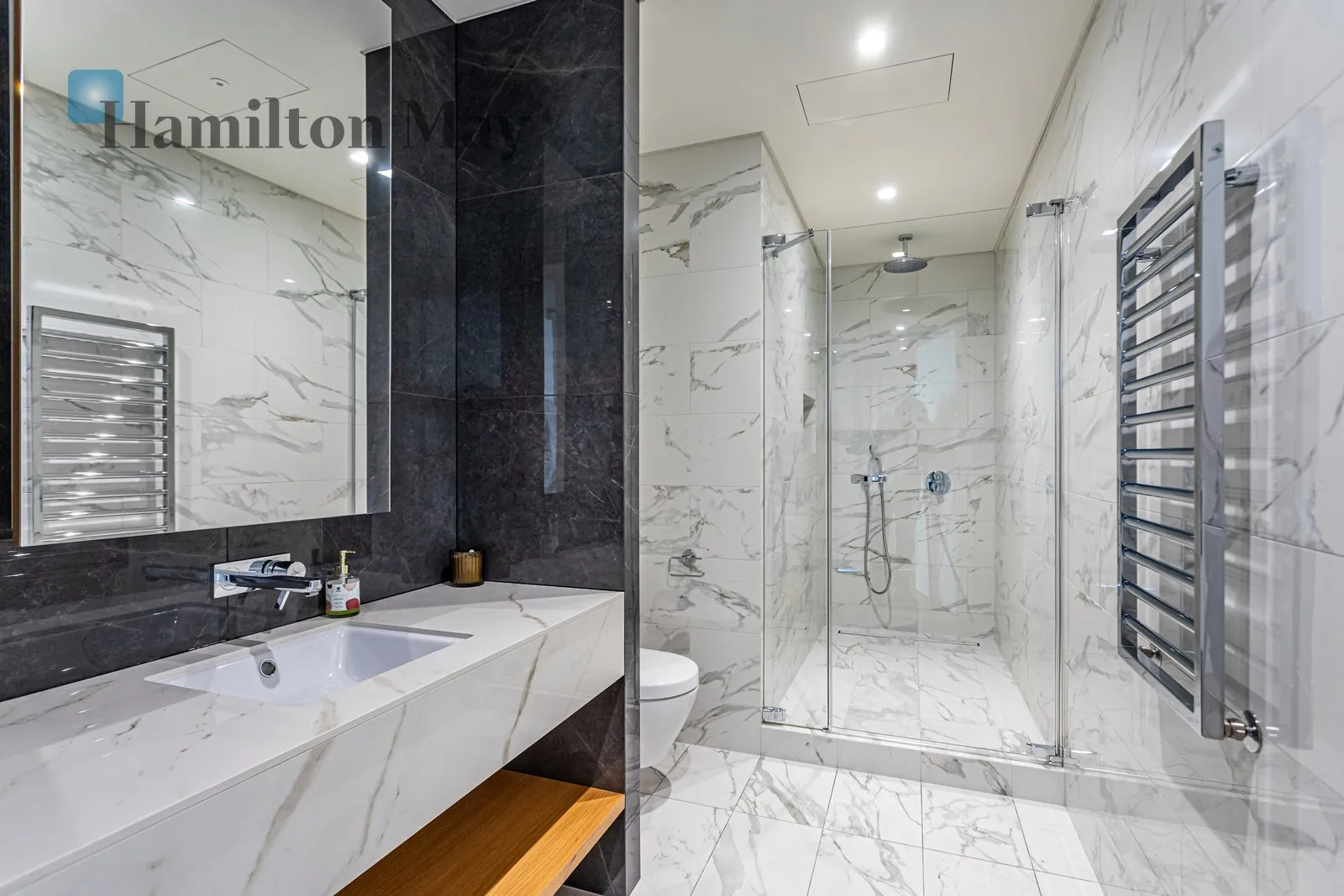 Distance to centre: 0.65 km Level: 11 Price: 39000 PLN Bedrooms: 3 Bathrooms: 3 Size: 212m2 Price/m2: 184 PLN - slider