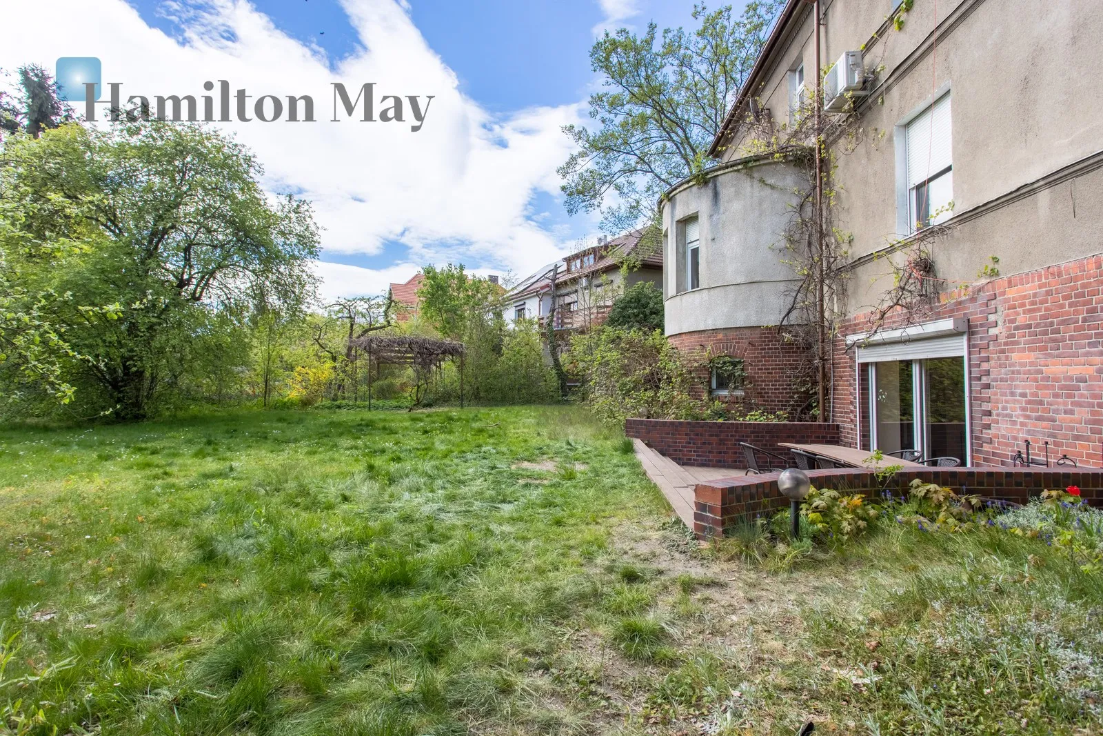 Street: Wojciecha Korfantego Region: Krzyki Subregion: Borek Price: 4990000 PLN Bedrooms: 10 Bathrooms: 4 Plot size: 1218m2 - slider