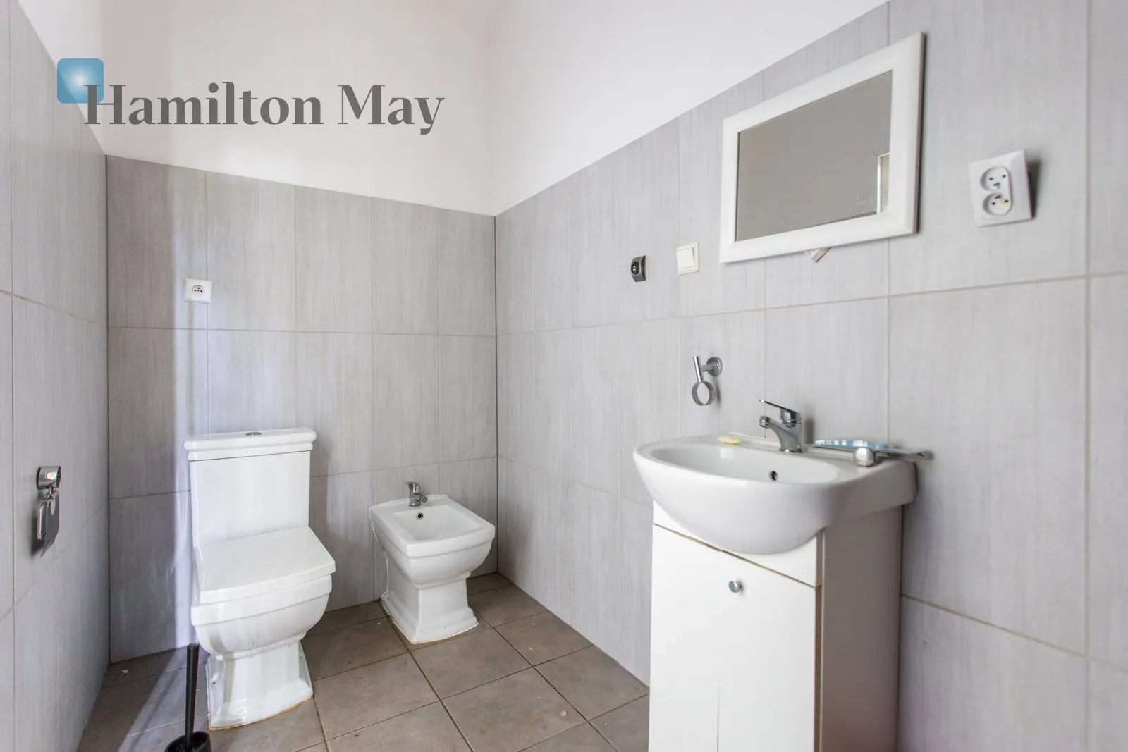 Price: 4990000 PLN Bedrooms: 10 Bathrooms: 4 Plot size: 1218m2 Price/m2: 11797 PLN - slider