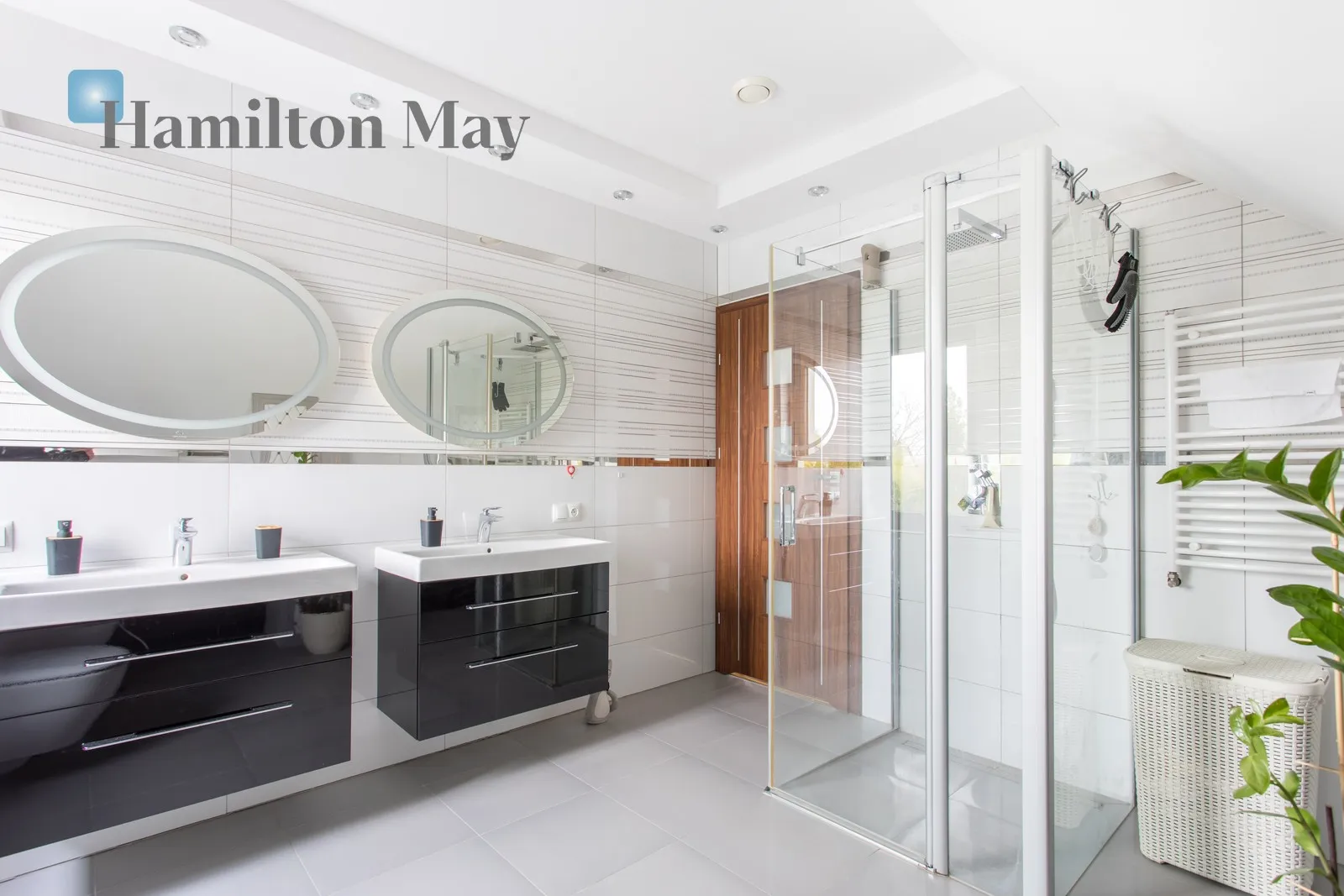 Street: Główna Region: Nieciszów Price: 1350000 PLN Bedrooms: 3 - slider