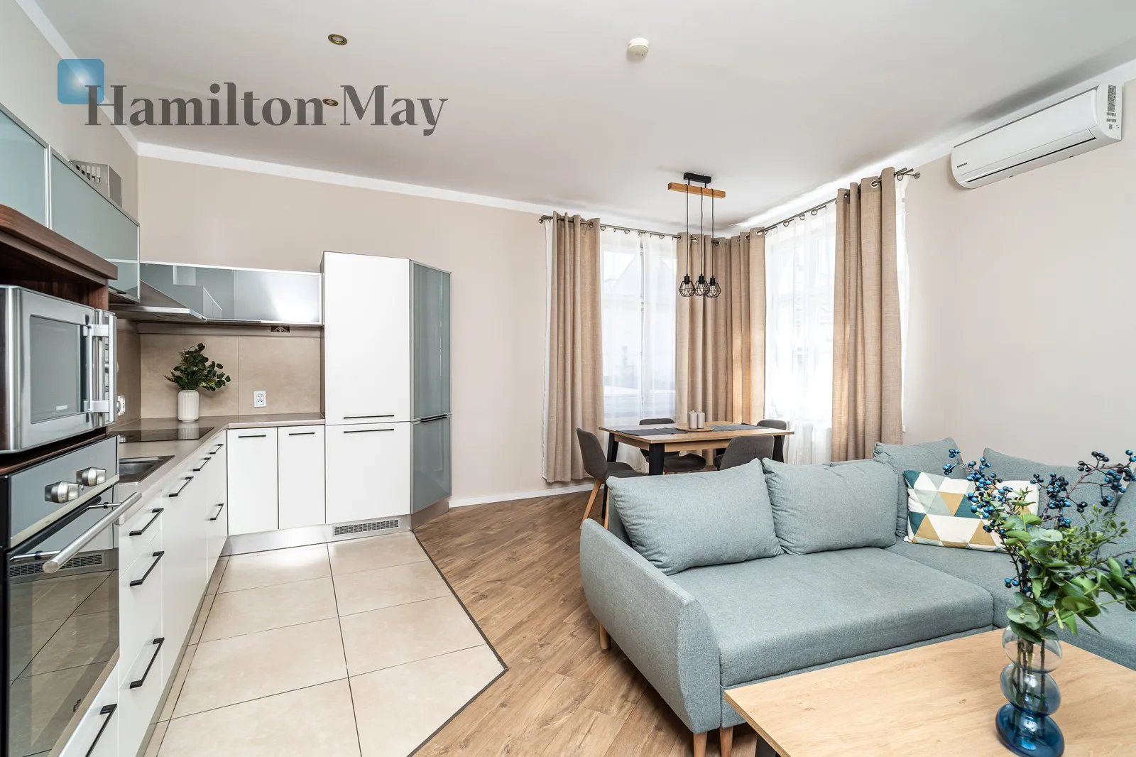 City: Kraków Street: Krowoderska Region: Stare Miasto Distance to centre: 0.61 km Level: 4 Price: 4200 PLN Bedrooms: 2 Bathrooms: 1 Size: 65m2 - slider