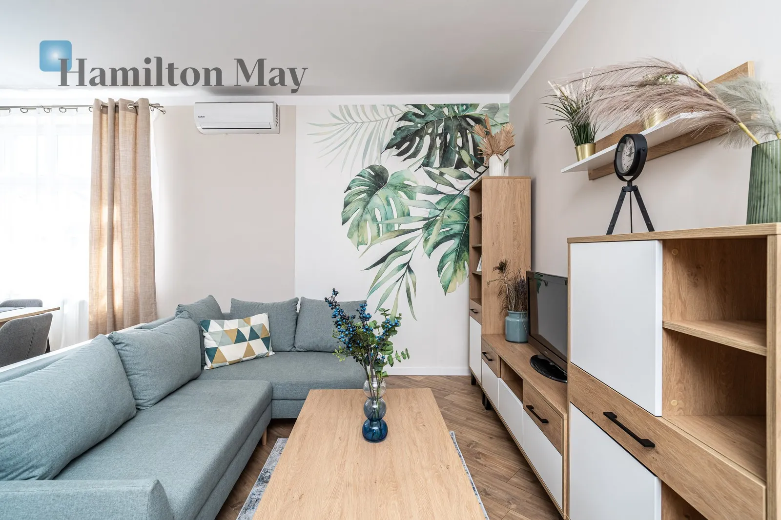 Street: Krowoderska Region: Stare Miasto Distance to centre: 0.61 km Level: 4 Price: 4200 PLN Bedrooms: 2 Bathrooms: 1 Size: 65m2 - slider