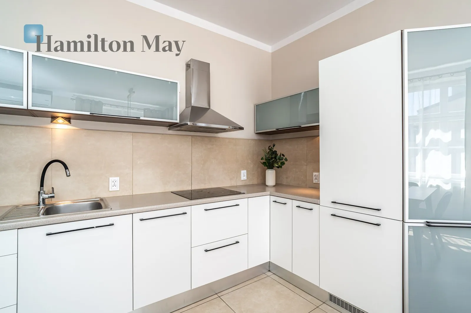 City: Kraków Street: Krowoderska Region: Stare Miasto Distance to centre: 0.61 km Level: 4 Price: 4200 PLN Bedrooms: 2 - slider