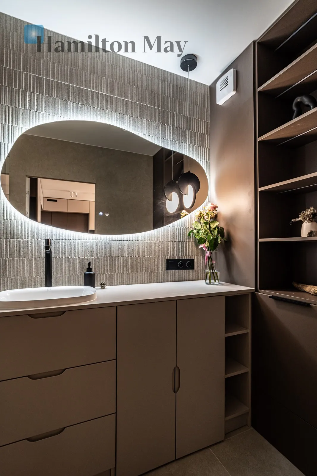 Distance to centre: 6.36 km Level: 3 Price: 3500 PLN Bedrooms: 1 Bathrooms: 1 Size: 40.63m2 Price/m2: 86 PLN - slider