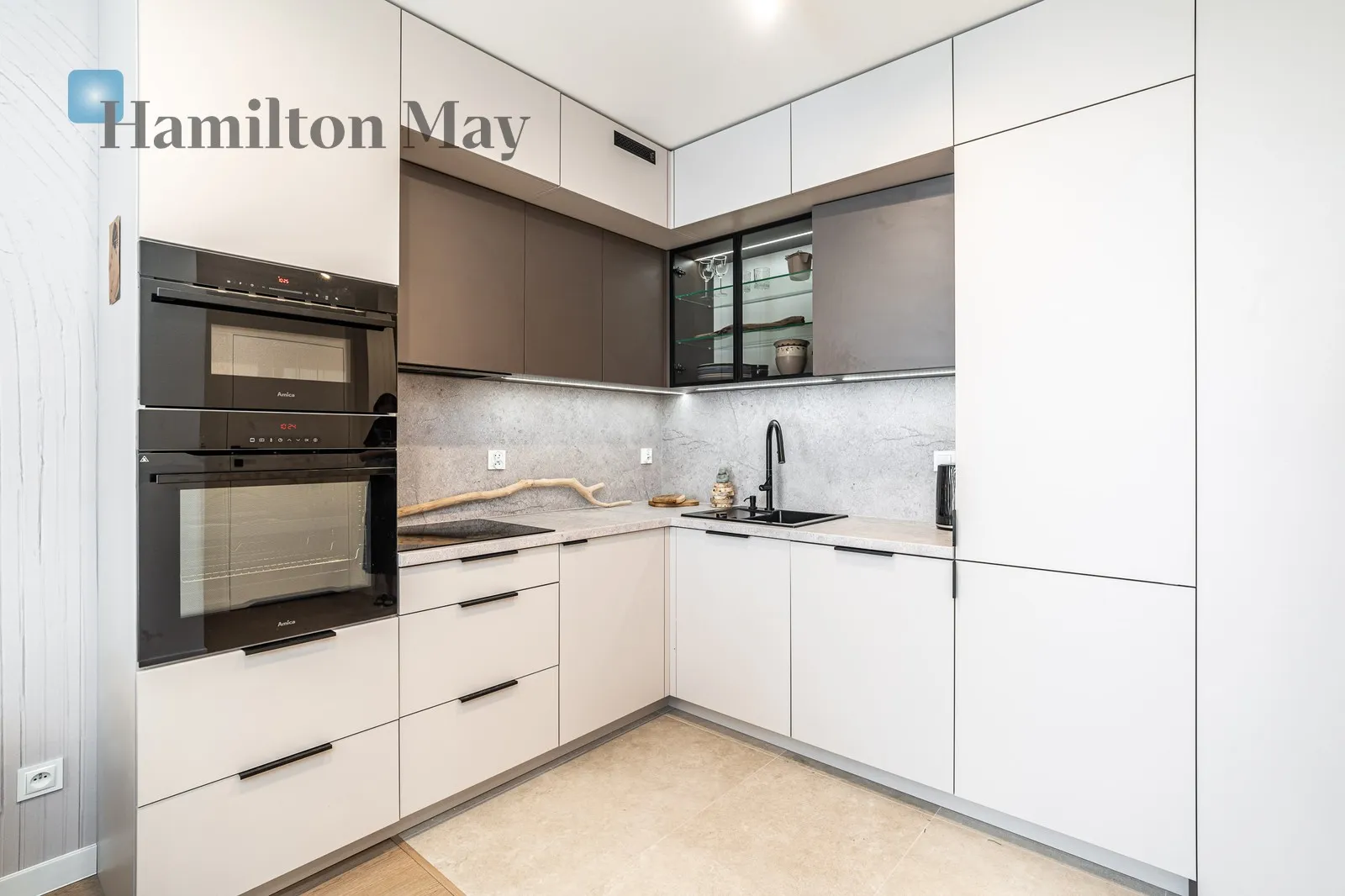 Street: Karola Bunscha Region: Dębniki Subregion: Osiedle Europejskie Distance to centre: 6.36 km Level: 3 Price: 3500 PLN Bedrooms: 1 Bathrooms: 1 Size: 40.63m2 - slider