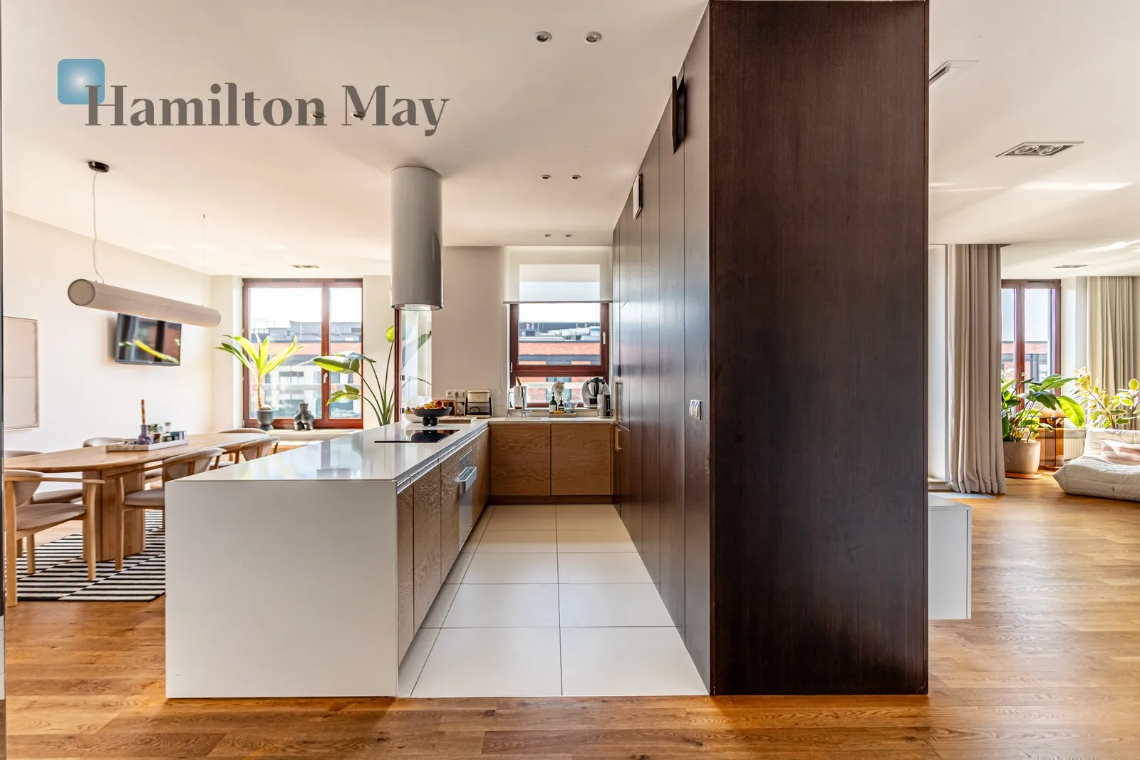 City: Warszawa Street: Leszczyńska Region: Śródmieście Subregion: Powiśle Distance to centre: 1.63 km Level: 6 Price: 28000 PLN Bedrooms: 5 - slider